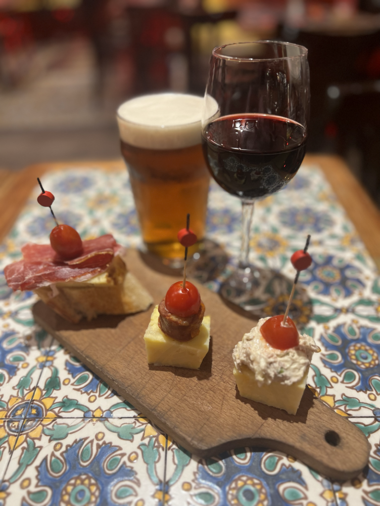 soirée tapas, bière Estrella galicia et vin espagnol aux Piétons Paris avec La Vendimia d'Espagne